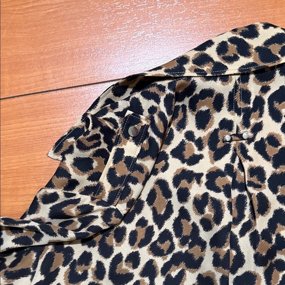 White House, Black market Leopard Print Button-Up Shirt - Picture 8 of 9